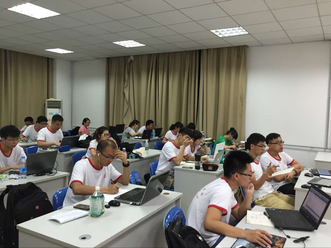09学院为夏令营同学提供舒适的自习环境,同学们认真完成考核内容 09学院为夏令营同学提供舒适的自习环境,同学们认真完成考核内容